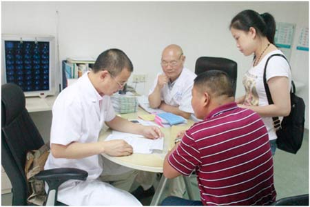 图示:吴邦富教授会诊中